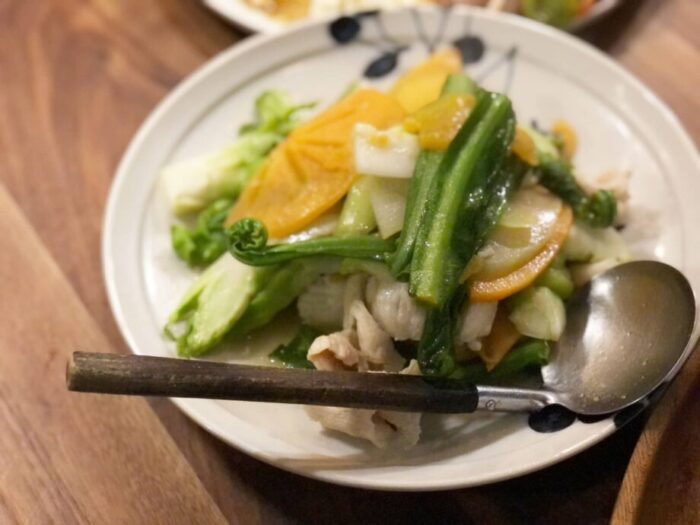 お皿に盛りつけられた台湾の豚肉と野菜のソテー