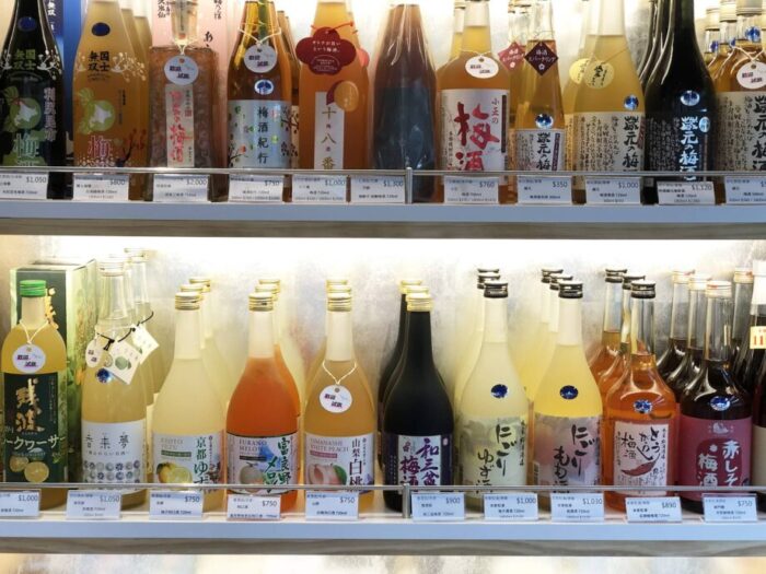 日本各地の梅酒・果実酒が並ぶ棚