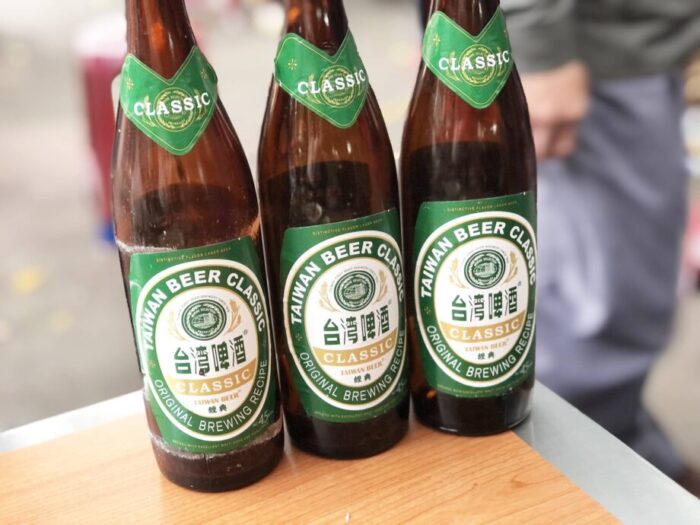 大稻埕慈聖宮の屋台ストリートで飲んだ台湾ビール