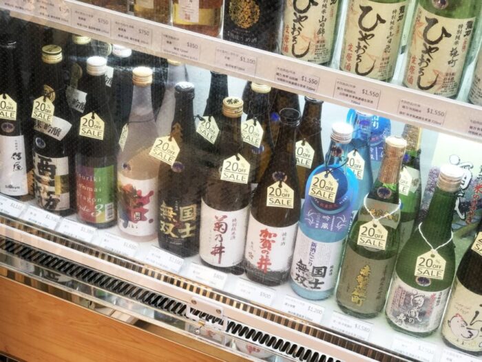 日本各地の日本酒が並ぶ酒屋の棚
