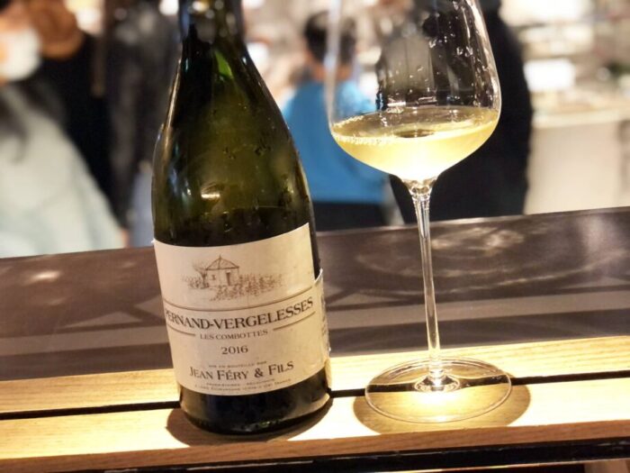 フランス・ブルゴーニュの白ワインボトルとグラス