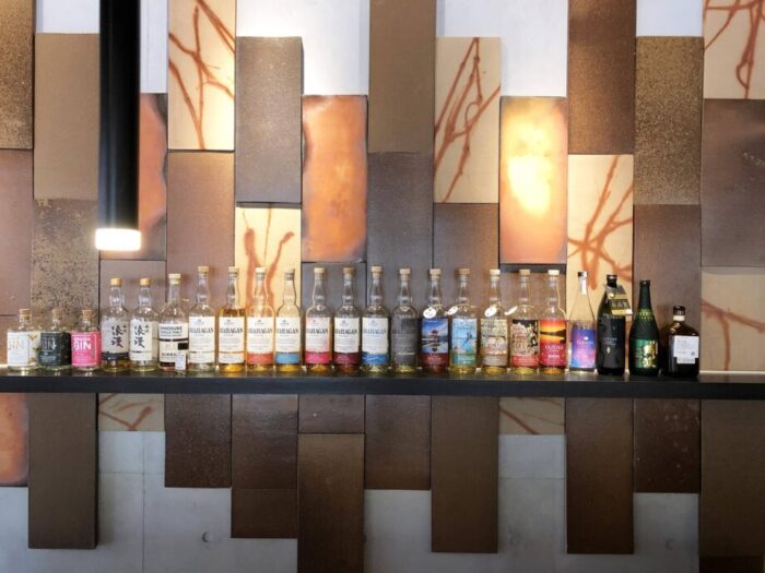 日本のウイスキーが並ぶ台湾のサケバーの一角