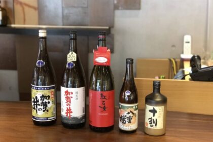 日本酒と焼酎の一升瓶および四合瓶