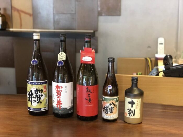 日本酒と焼酎の一升瓶および四合瓶