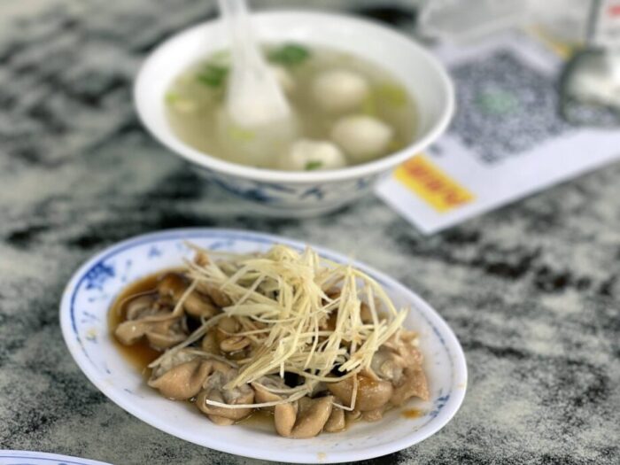 台北・迪化街にある永樂擔仔麵の豚モツとスープ