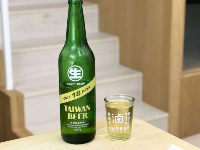 台湾ビール（18天）の瓶と台湾のかわいいグラス