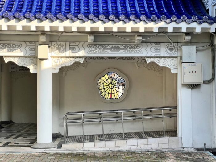 台北の観光スポット　中正紀念堂敷地内にある公園の外壁