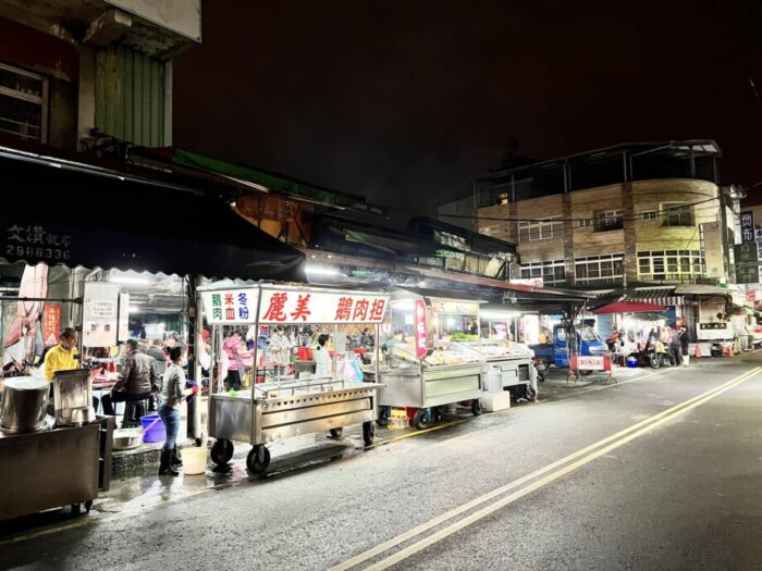 台湾・埔里エリアの買い物スポット　第三市場の夜の風景