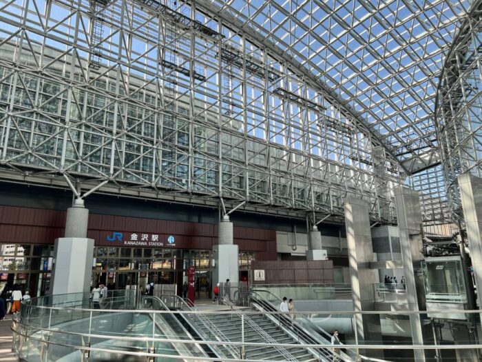 石川・金沢駅のうつくしいエントランスホール　