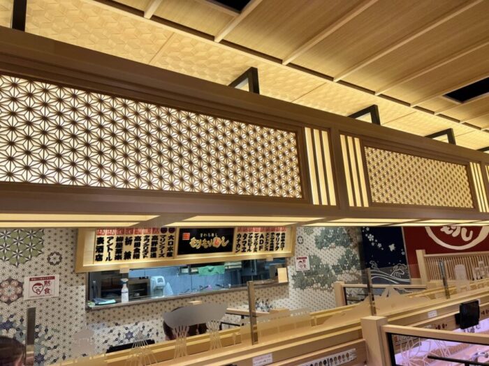 金沢・近江町市場にある回転寿司店　もりもり寿司の店内