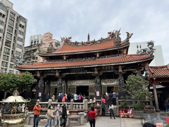 台北・萬華エリア　龍山寺のようす