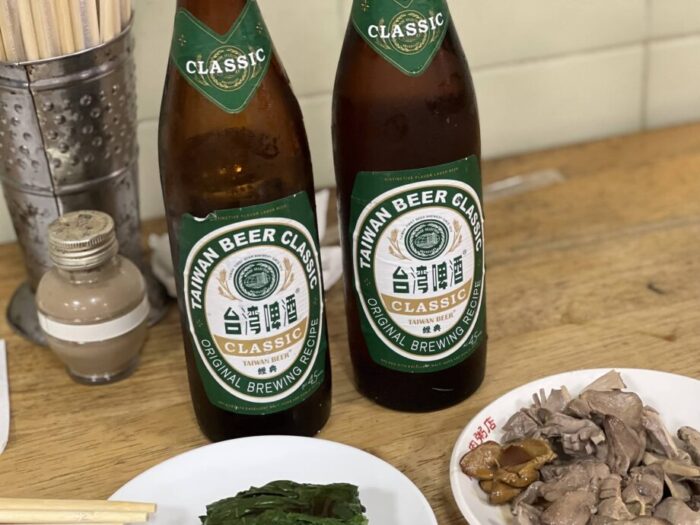 台北・萬華エリア　美食　周記肉粥店で飲んだ台湾ビール