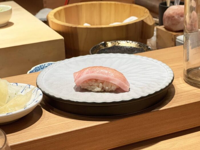 台北・大安エリアにある寿司店 初魚 鮨で味わった大トロ