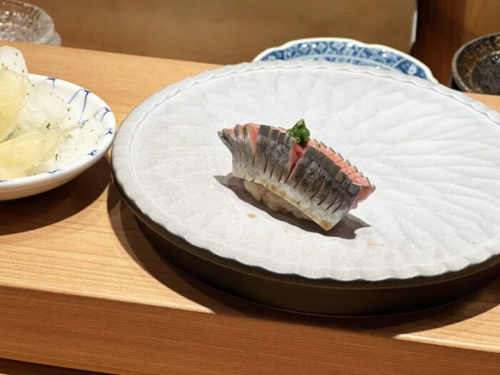 台北・大安エリアにある寿司店 初魚 鮨で味わったサンマ