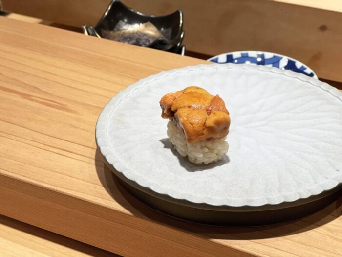 台北・大安エリアにある寿司店 初魚 鮨で味わったウニ