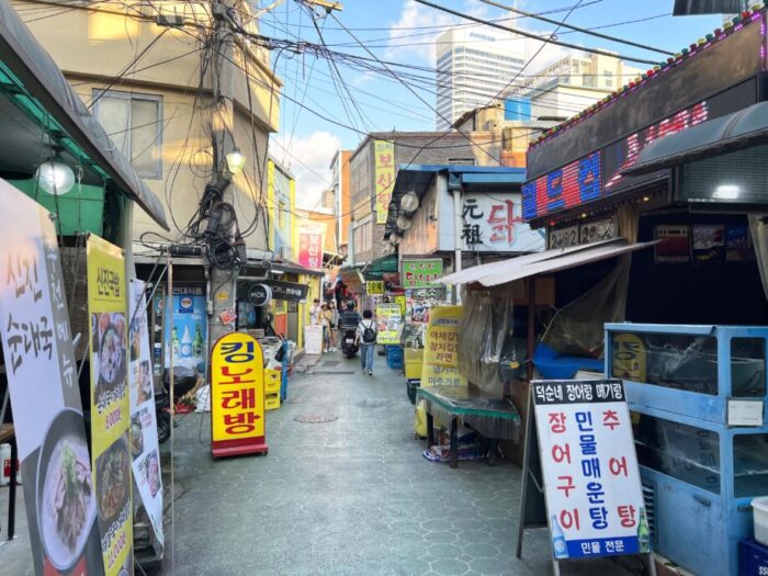 韓国・ソウル旅の風景　路地に小さな食堂がひしめき合う、韓国らしい風景