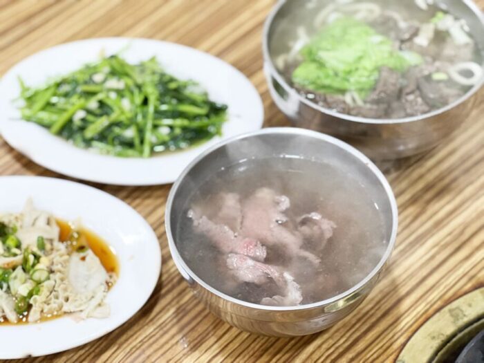 台南にある阿財牛肉湯の料理　牛肉湯、牛腩麺（牛バラ肉のスープ麺）、牛肚（トリッパ）の煮込み、空芯菜