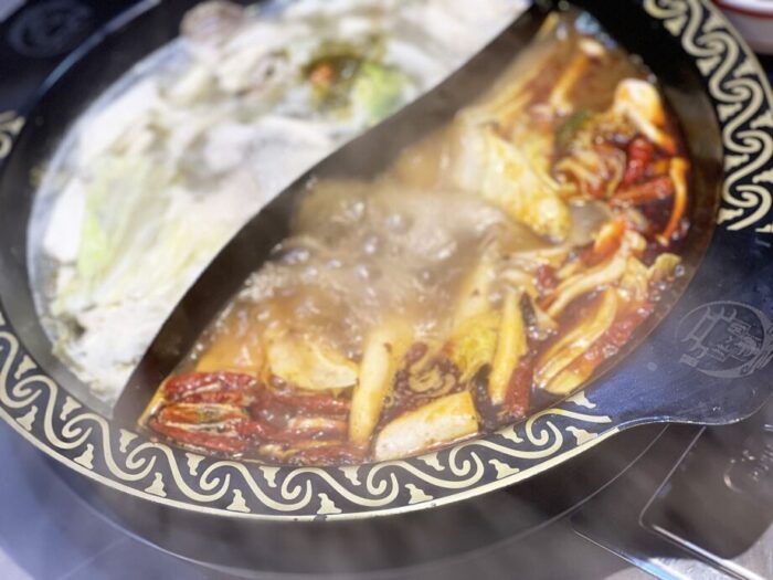 台南・保安路にある辣一間川味麻辣火鍋のおしどり鍋
