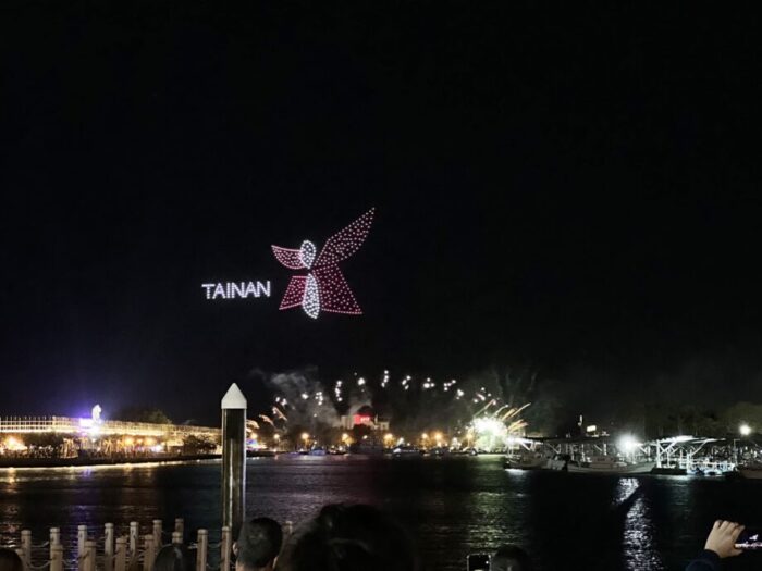 台南ランタンフェスティバル2024 安平エリアの花火を組み合わせた空中ドローンショー