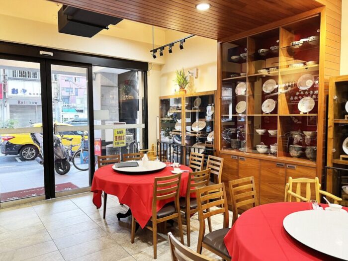 台南で有名な台湾料理レストラン、阿美飯店の店内のようす