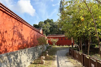 台南散策　緑あふれる孔子廟の歩道