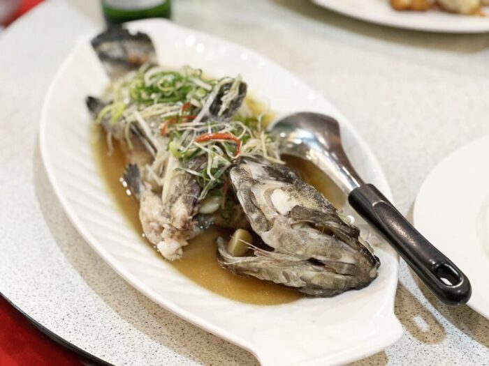 台南で有名な台湾料理レストラン、阿美飯店の葱油石斑（ハタの蒸しもの）