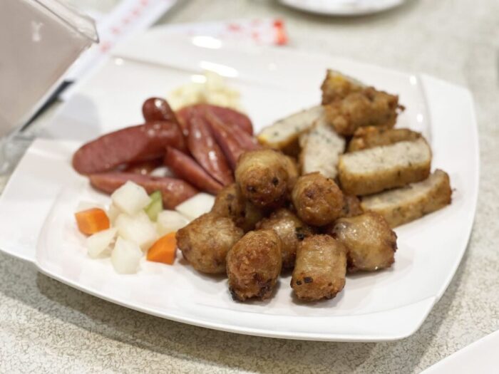 台南で有名な台湾料理レストラン、阿美飯店の前菜盛り合わせ 香腸（台湾ソーセージ）、蝦棗（海老だんご）、蟳丸（カニつみれ揚げ）