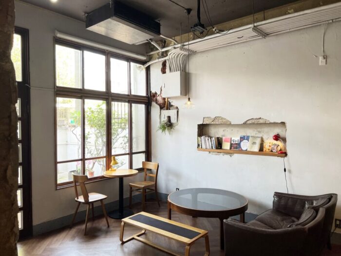 レトロ建築が素敵な台南のカフェ　暁咖啡（あかつきコーヒー）の店内