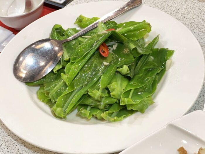 台南で有名な台湾料理レストラン、阿美飯店の山蘇（台湾野菜）の炒めもの