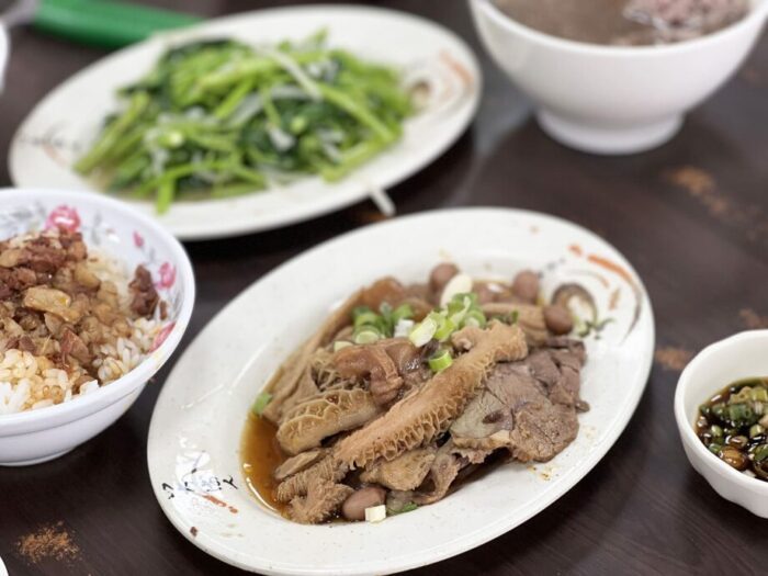 台南・東區にある24時間営業の牛肉湯専門店、億哥牛肉湯の綜合滷味