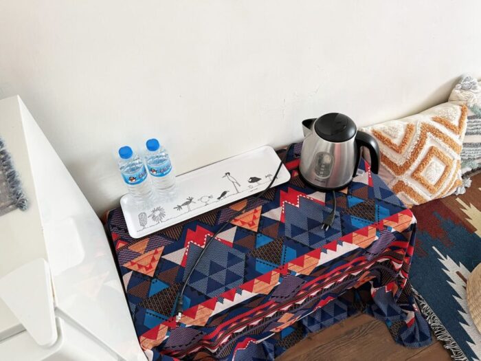 南台湾・佳樂水の日本語OKな民宿SummerPoint 客室の小さなテーブル
