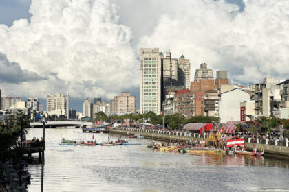 台湾の端午節 台南・安平運河で開催されたドラゴンボートレース　日中の風景