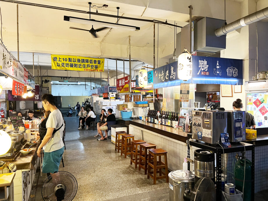 台南・友愛市場に夜だけオープンする焼き鳥屋さん　夜。遊 焼き鳥 串燒酒場の外観