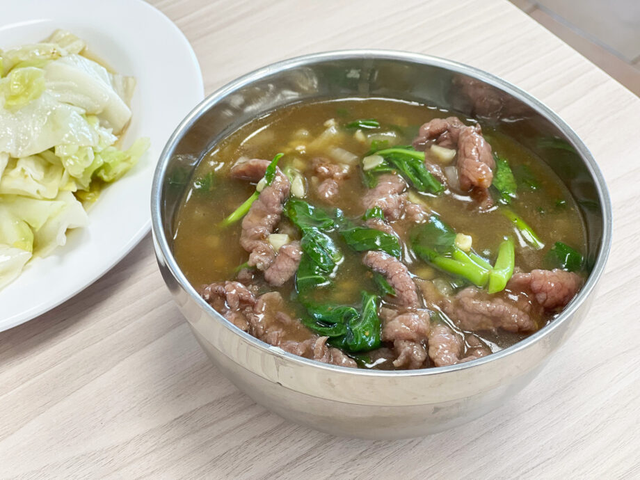 台南グルメ　阿財牛肉湯 西門x保安店の料理 牛肉燴飯（牛肉あんかけごはん）