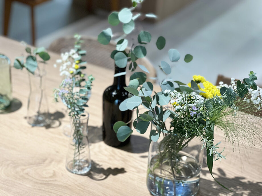 台南のワインショップ ARIORI Wine & Food の花とグリーンのディスプレイ