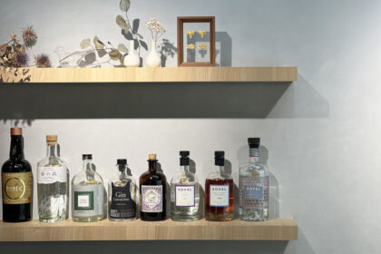 台南のワインショップ ARIORI Wine & Food のカウンターディスプレイ