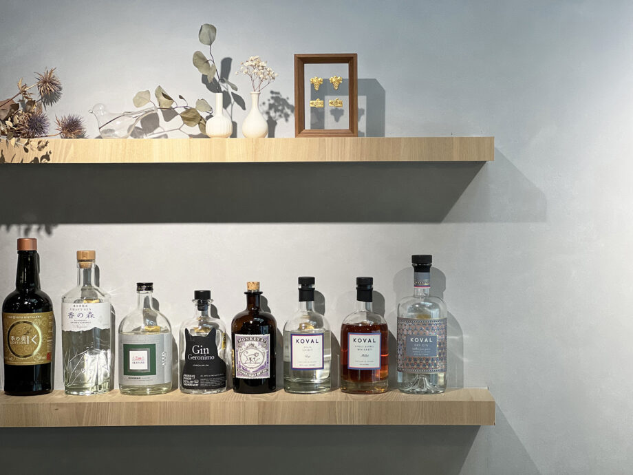 台南のワインショップ ARIORI Wine & Food のカウンターディスプレイ