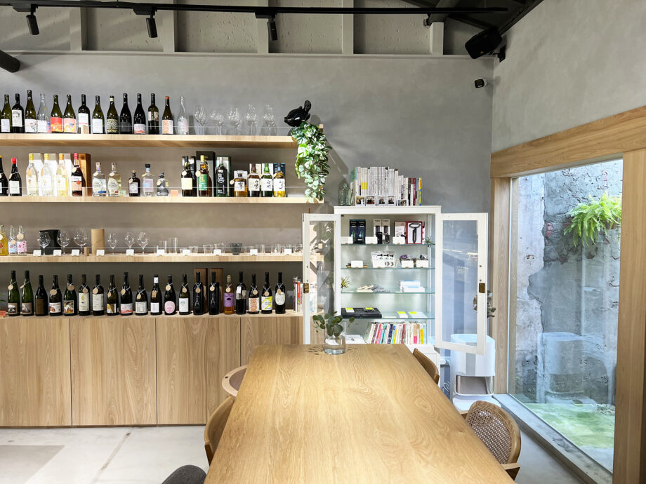 台南のワインショップ ARIORI Wine & Food の店内(ワインとアインアクセサリー)