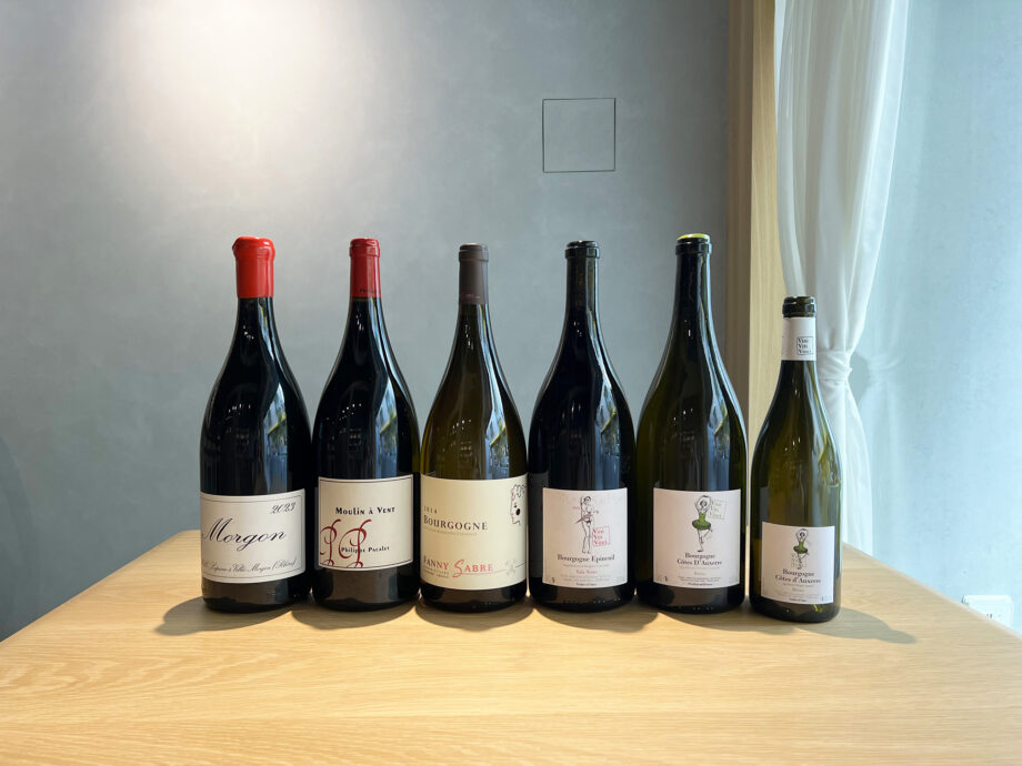 ARIORI Wine & Foodの店内テーブルの上に並んだナチュラルワインのマグナムボトル