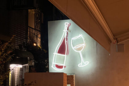 台南のワインショップ　ARIORI Wine & Food のネオンサイン（ワインとグラス）